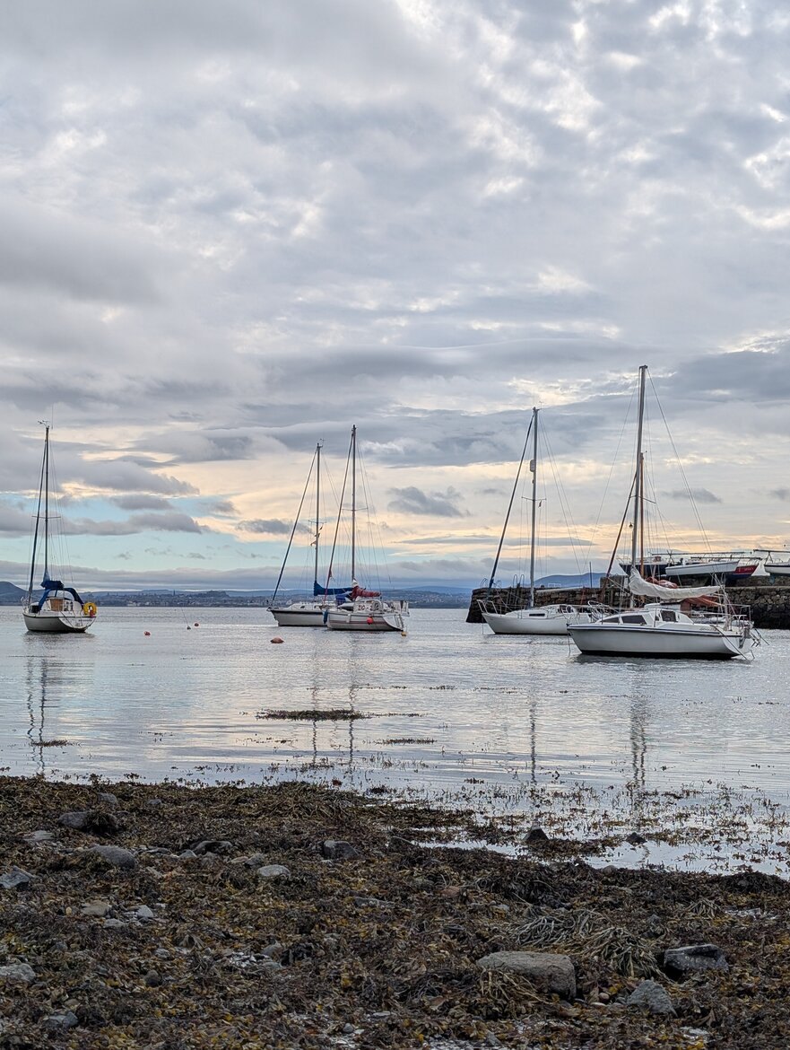 Aberdour harbour (© Daisy Curtis)