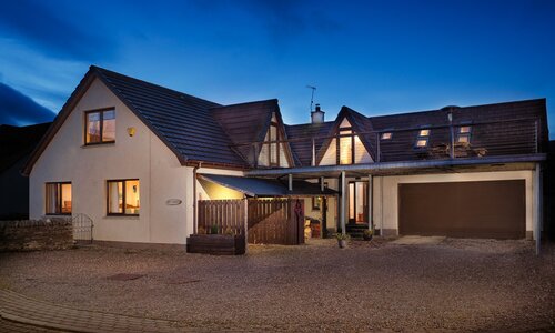 The Shambles - Luxury Lodge in Aviemore with hot tub and BBQ hut - The Shambles exterior and car parking