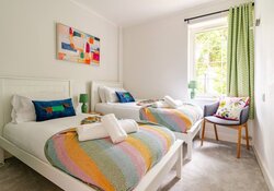 Lovely Twin Bedroom in a Pet-Friendly Let