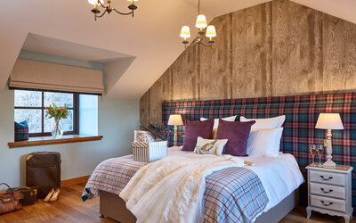 ROUNDEL7613MainBedroom