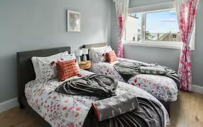 Cosy en-suite bedroom in Rural Scotland - The bright and elegant bedroom includes a choice of Super King-sized bed or twin beds and vivid tones