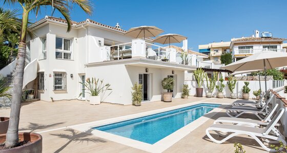 Villa Tamarindos - View of the villa and swimming pool surround (© Goto Property Management)