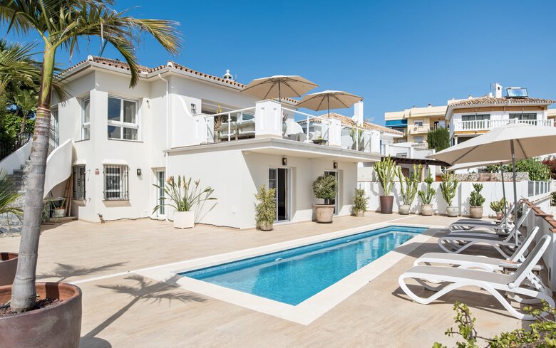 Villa Tamarindos - View of the villa and swimming pool surround (© Goto Property Management)