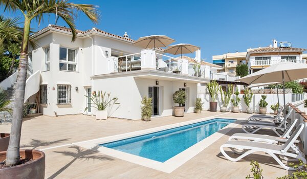 Villa Tamarindos - View of the villa and swimming pool surround (© Goto Property Management)