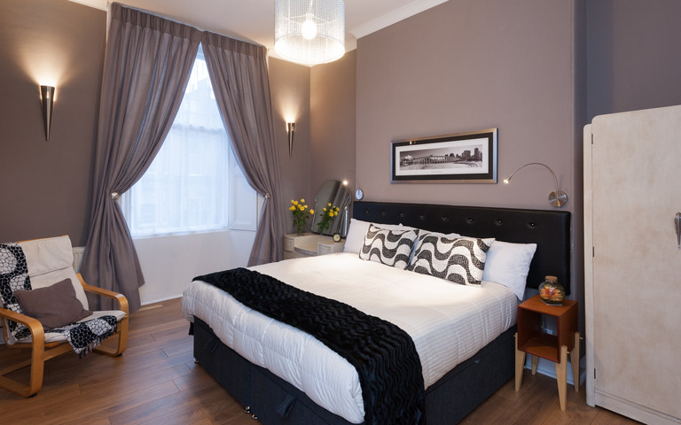 HaymarketTerrace-23 - Double bedroom with black and purple decor in Edinburgh holiday let HaymarketTerrace-23 - Double bedroom with black and purple decor in Edinburgh holiday let