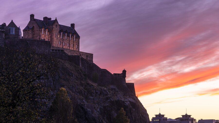 Edinburgh Castle at sunset (© Visit Scotland)