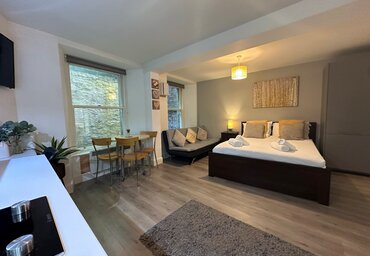 The Bristo Square Residence - Stylish studio self-catering apartment in Edinbugh city centre.