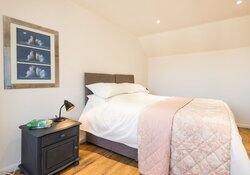 Master bedroom - Seaview Loft