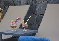 Holiday : sunbeds and coctails