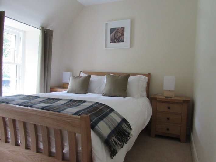 Curlew Bedroom - Main bedroom in Curlew, taken from the doorway. (© Achnacarry Estate)