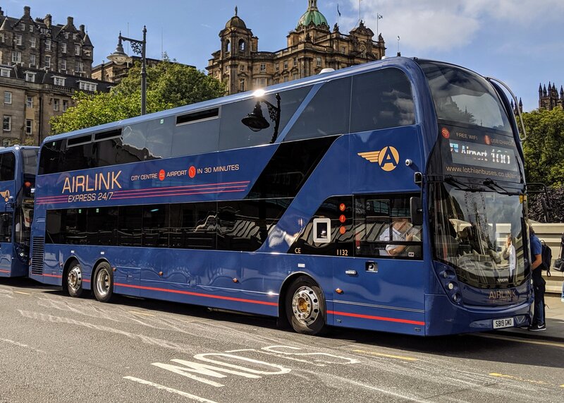 Skylink Airport bus on Waverley Bridge, Edinburgh - Airlink Airport bus on Waverley Bridge, Edinburgh (© dmilburn007 on Wikipedia) Skylink Airport bus on Waverley Bridge, Edinburgh - Airlink Airport bus on Waverley Bridge, Edinburgh (© dmilburn007 on Wikipedia)