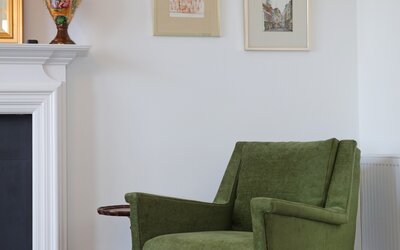 1V7A9593 - Comfortable armchair in family living room of North Berwick holiday let