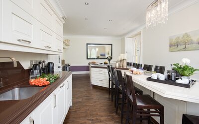 Bright Kitchen in a Vacation Rental - Beautiful diner and state-of-the-art kitchen equipped with high-spec appliances, sleek countertops and ample storage space