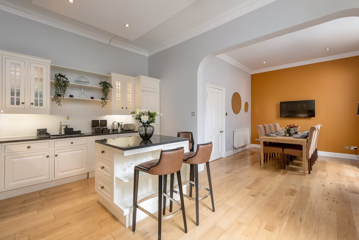 Modern Kitchen & Dining for Business Travellers - Sleek, open-plan culinary spaces equipped with a stylish breakfast bar and a large dining table