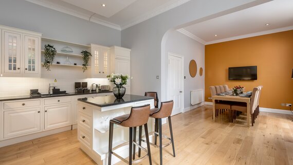 Modern Kitchen & Dining for Business Travellers - Sleek, open-plan culinary spaces equipped with a stylish breakfast bar and a large dining table