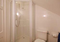 Primrose Cottage - en-suite bathroom