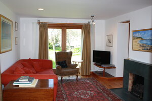 Sitting room with patio doors - Spacious sitting room with open fire and patio doors leading to the garden