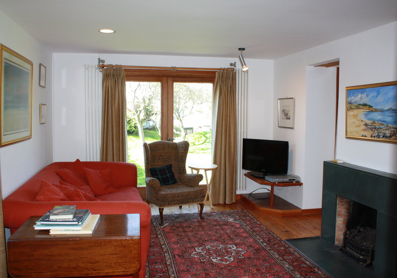 Sitting room with patio doors - Spacious sitting room with open fire and patio doors leading to the garden Sitting room with patio doors - Spacious sitting room with open fire and patio doors leading to the garden