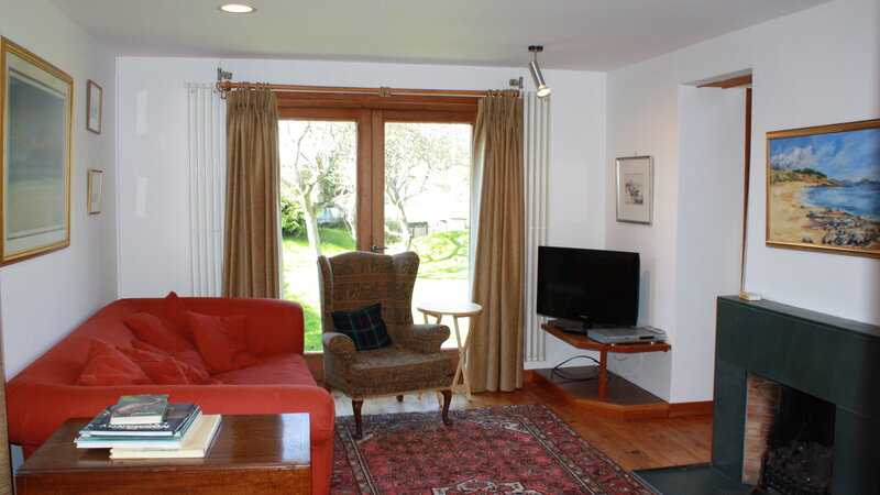 Sitting room with patio doors - Spacious sitting room with open fire and patio doors leading to the garden