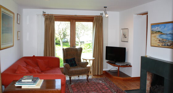 Sitting room with patio doors - Spacious sitting room with open fire and patio doors leading to the garden