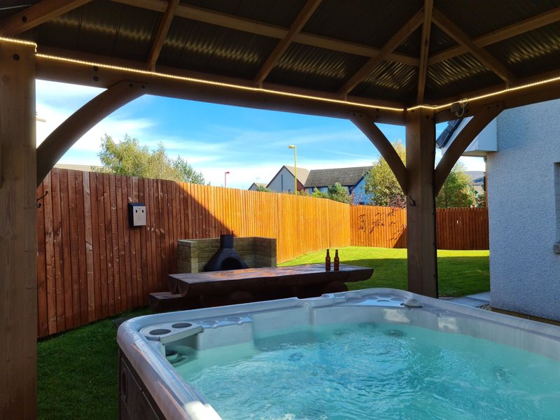 Private hot tub, bbq, enclosed garden - Eagle Lodge
