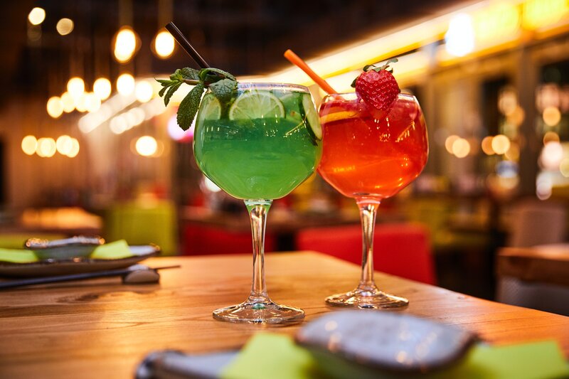 Two cocktail drinks on a table (© kofookoo.de on Unsplash) Two cocktail drinks on a table (© kofookoo.de on Unsplash)