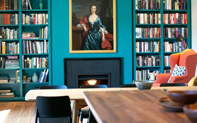 Library Nook for Peaceful Moments - A tucked-away library area within the main living room, ideal for quiet reading, strategic planning sessions, or a moment of calm after a day on the golf course or wedding celebrations.