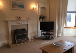 Spacious 2 bedroom holiday apartment in North Berwick just across from the beach