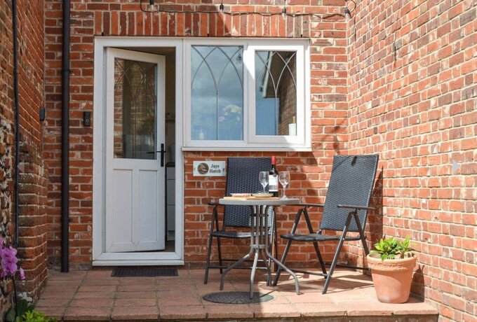 Norfolk holiday cottage for two - Private patio with Bistro Seating with views of the Norfolk Countryside.