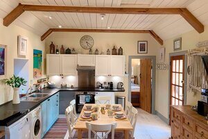 kitchen - Balevullin Beach Thatch - kitchen (© Balevullin Beach Thatch)