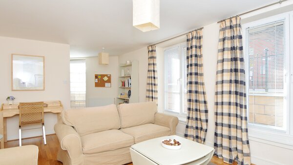 54B-2-Living-room-1 - Bright & spacious living area  Edinburgh City Centre rental