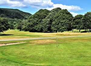 Tee off at Newbattle Golf Course (© Photo by Andrew Buchanan on Unsplash)