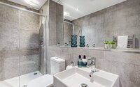 24-web-or-mls-242 West George Street Lomond_24 - Stylish bathroom featuring a walk-in shower