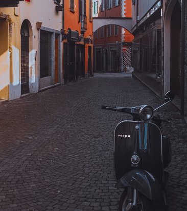 motor-scooter-parked-beside-building-3334631 (© Pexels.com)