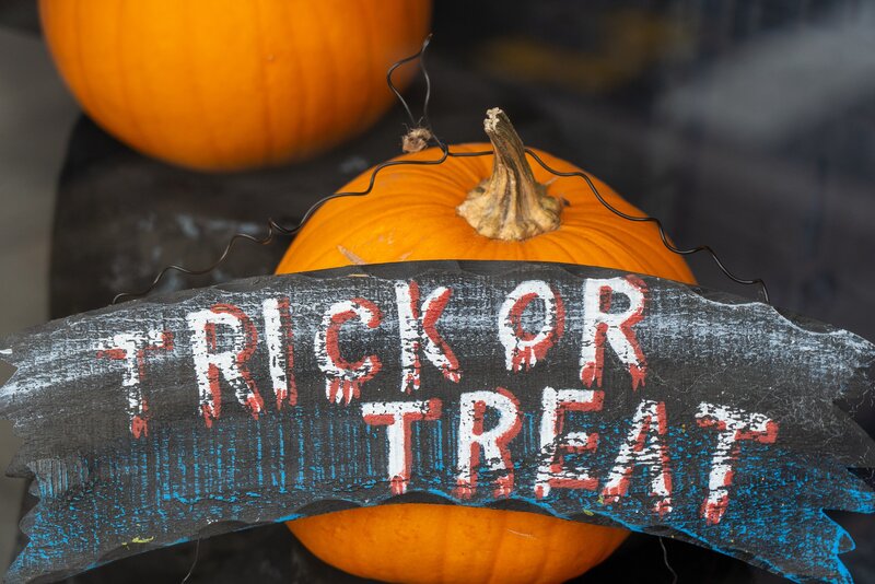 'Trick or Treat' with Halloween in Glasgow - 'Trick or Treat' sign with pumpkins (© Nick Fewings on Unsplash)