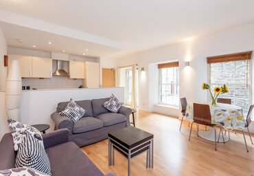 Edmonstone's Close (Grassmarket) 1 - Modern family living space with comfortable sofas, dining table and kitchen