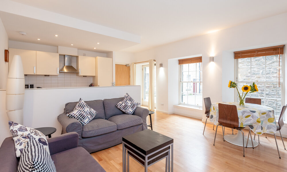 Edmonstone's Close (Grassmarket) 1 - Modern family living space with comfortable sofas, dining table and kitchen