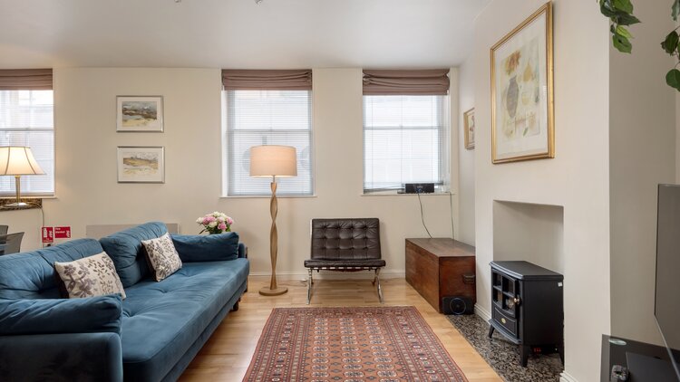 Living Room in Holiday Home in Edinburgh - Luxurious lounge area with sumptuous seating and chic décor