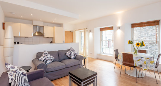 Edmonstone's Close (Grassmarket) 1 - Modern family living space with comfortable sofas, dining table and kitchen