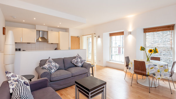 Edmonstone's Close (Grassmarket) 1 - Modern family living space with comfortable sofas, dining table and kitchen