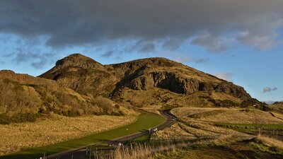 Arthurs Seat Edinburgh - Edinburghs stunning Arthurs Seat and Salisbury's Craigs, perfect for discovering in a Edinburgh break. (© hagdorned)