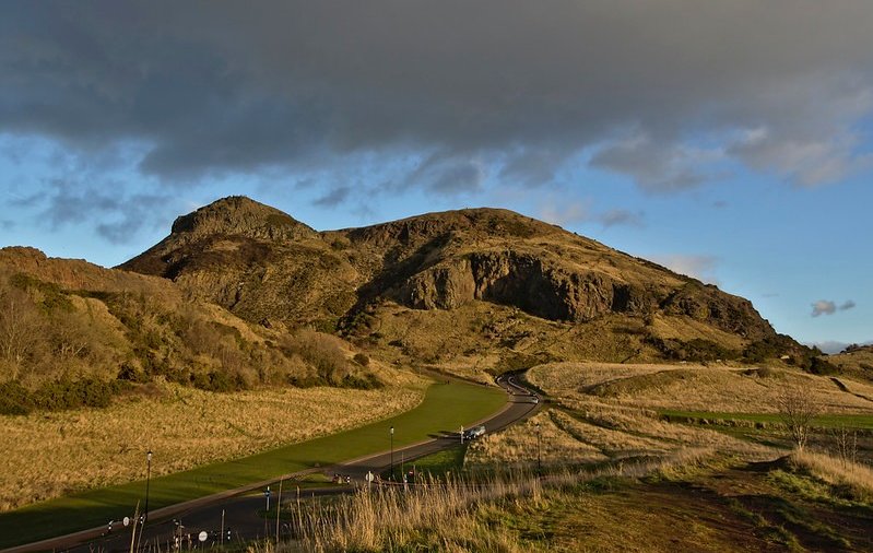 Arthurs Seat Edinburgh - Edinburghs stunning Arthurs Seat and Salisbury's Craigs, perfect for discovering in a Edinburgh break. (© hagdorned)