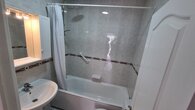 Baño de la unidad R que muestra el cabezal de la ducha