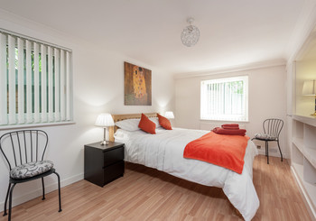 Marchfield Park 1 - Large master bedroom with kingsize bed in Edinburgh holiday let