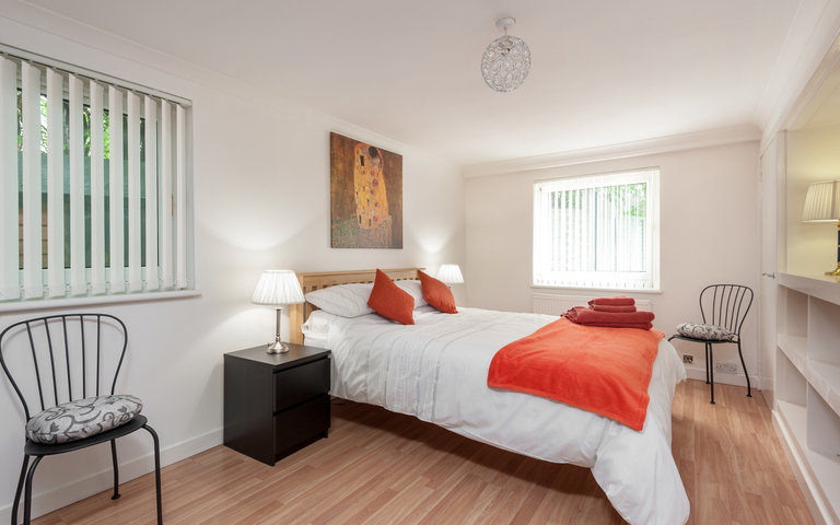 MarchfieldPk-7 - Large master bedroom with kingsize bed in Edinburgh holiday let MarchfieldPk-7 - Large master bedroom with kingsize bed in Edinburgh holiday let