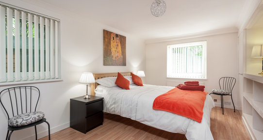 Marchfield Park 1 - Large master bedroom with kingsize bed in Edinburgh holiday let