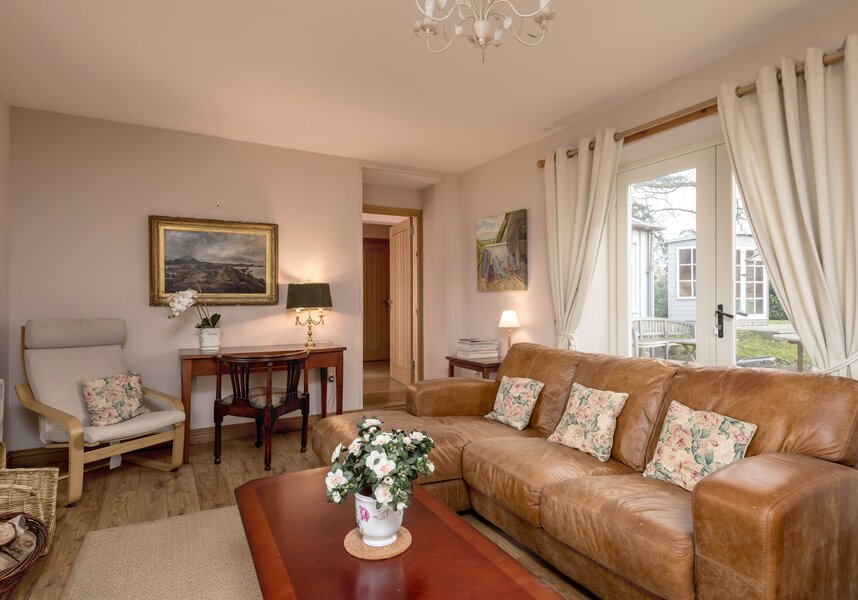 Grassicks_Cottage- living room