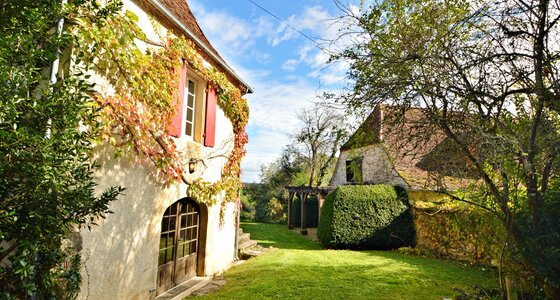 Traditional stone house with nice garden - Stone house set in attractive garden with walnut trees (© Voila Villas France)