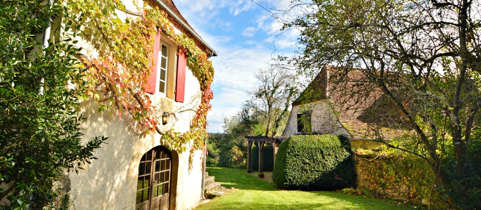 Traditional stone house with nice garden - Stone house set in attractive garden with walnut trees (© Voila Villas France)