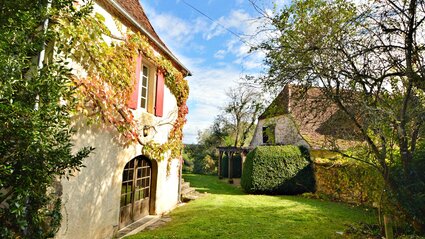 Traditional stone house with nice garden - Stone house set in attractive garden with walnut trees (© Voila Villas France)